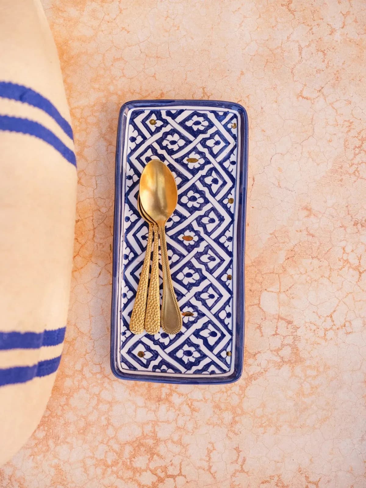 Plateau long rectangulaire en céramique bleu majorelle avec motifs et dorures