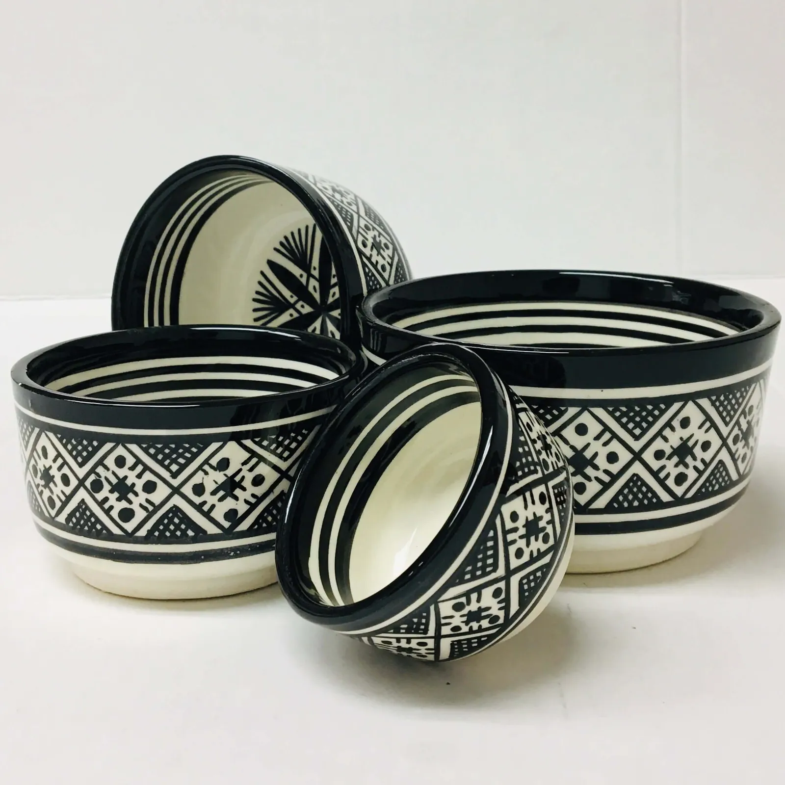 Bol Fassi noir en céramique artisanale marocaine, motifs berbères traditionnels